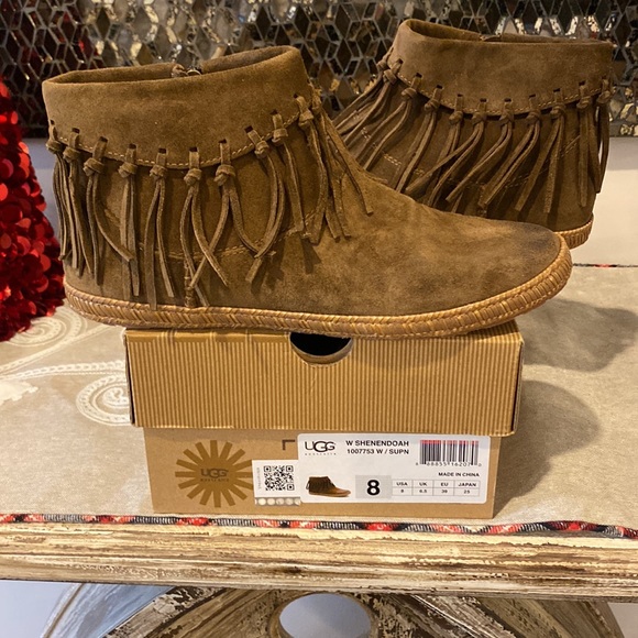 UGG Shoes - UGG Shenandoah / Size 8